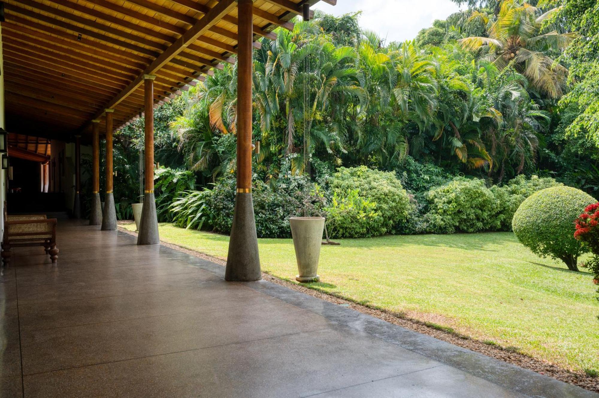 Wallawwa Katunayake Exterior photo